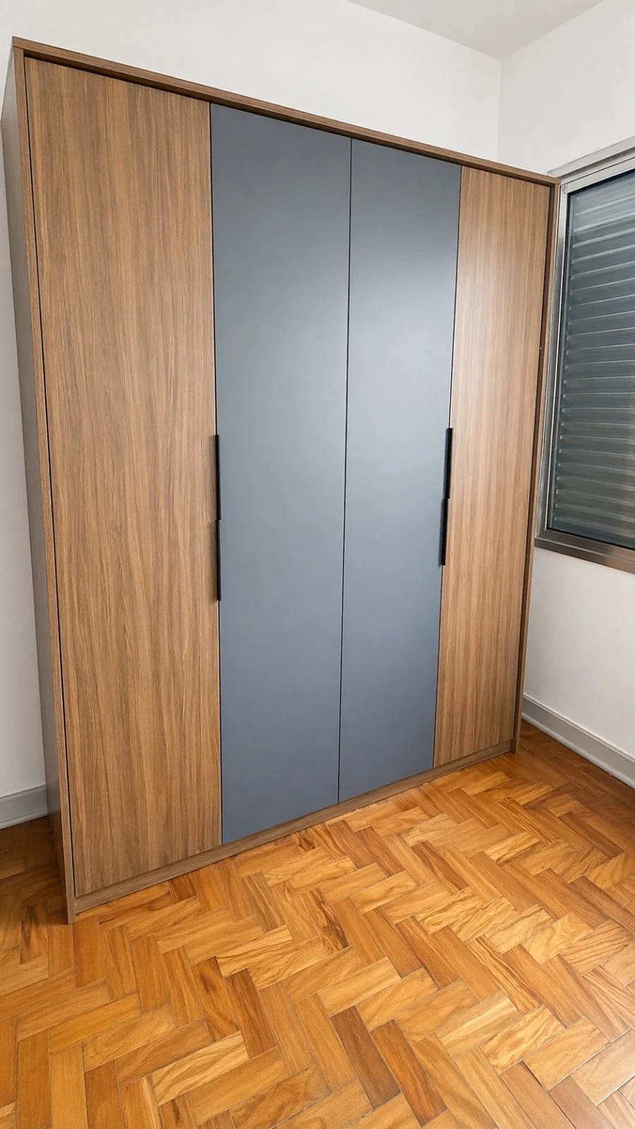 Guarda-Roupa Cinza com Madeira